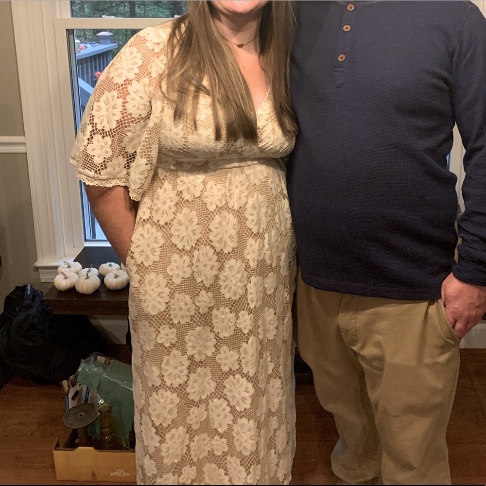 Listicle She’s So Gorgeous lace overlay midi dress